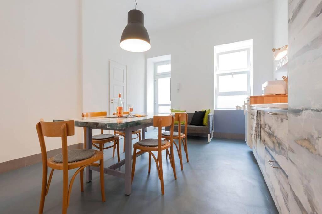 Modern Stylish 2 Bedroom Holiday Apartment Budapest Luaran gambar