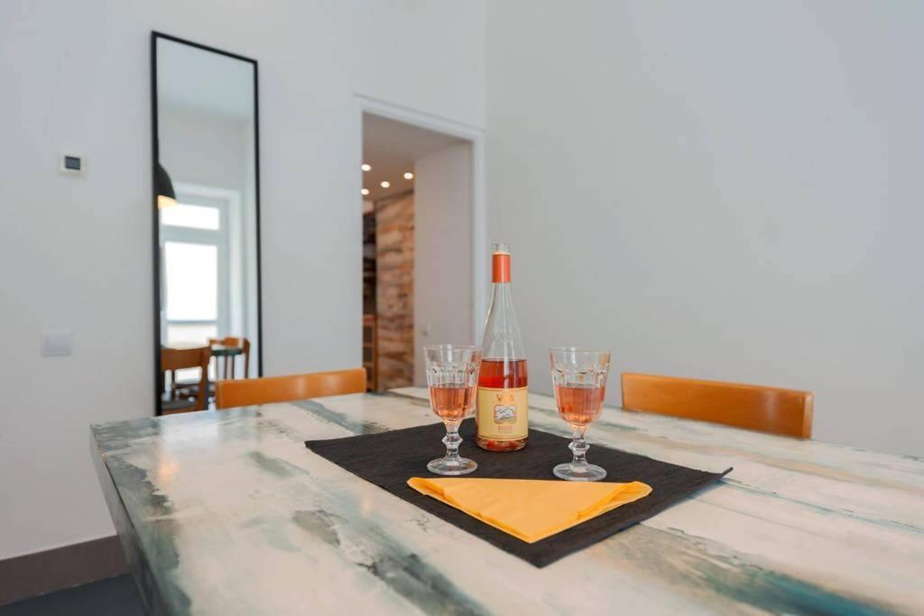 Modern Stylish 2 Bedroom Holiday Apartment Budapest Luaran gambar