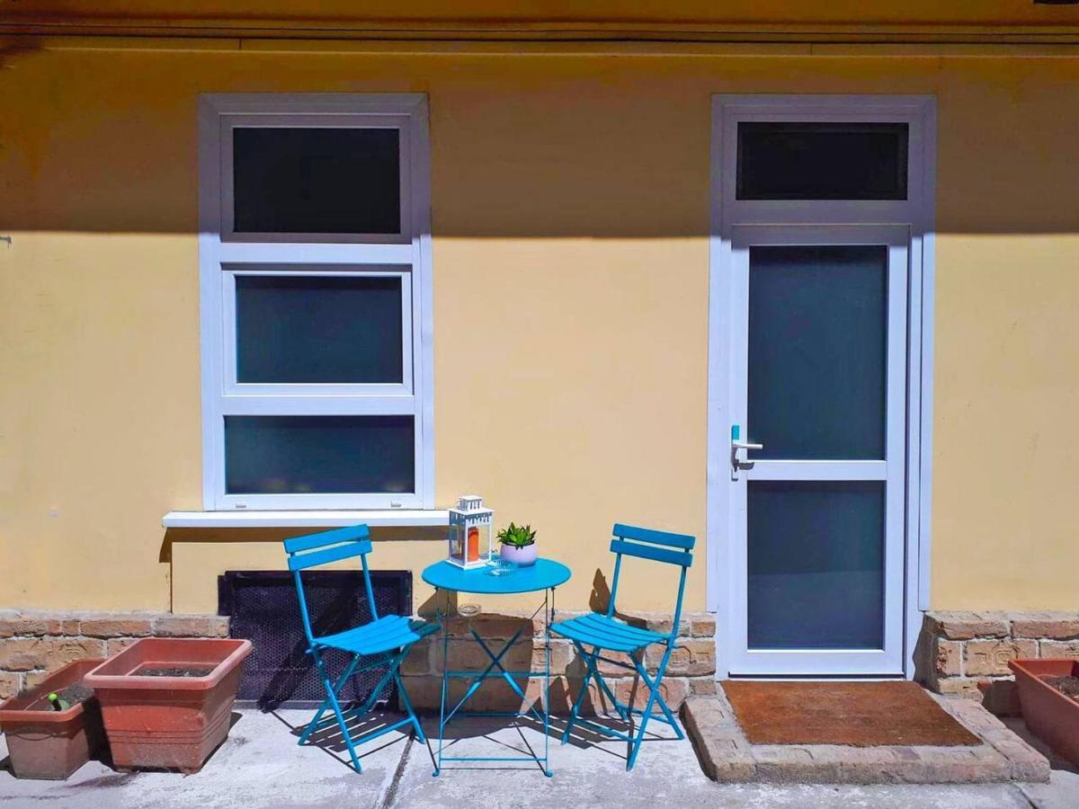 Modern Stylish 2 Bedroom Holiday Apartment Budapest Luaran gambar